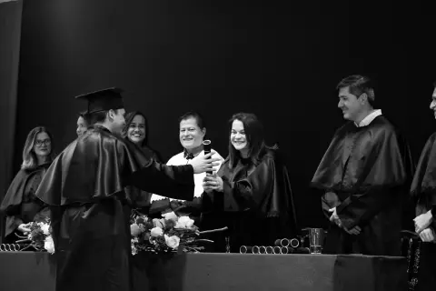 Colação de grau: palco e diploma, foto 116 de 180, em preto e branco