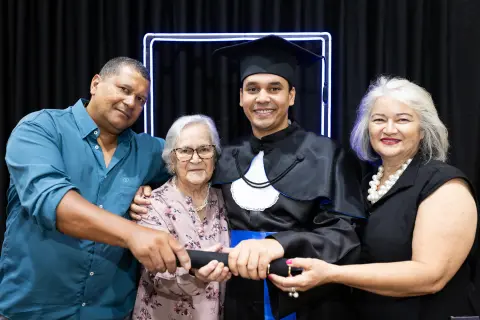 Com familiares e convidados no painel de neon, foto 138 de 180