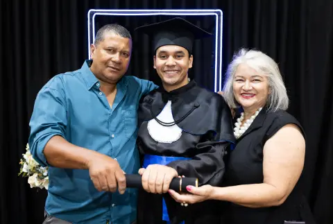 Com familiares e convidados no painel de neon, foto 139 de 180