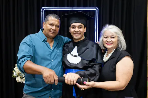 Com familiares e convidados no painel de neon, foto 140 de 180