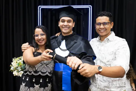 Com familiares e convidados no painel de neon, foto 147 de 180