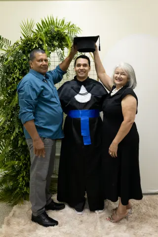 Com familiares e convidados no painel de folhagens, foto 148 de 180