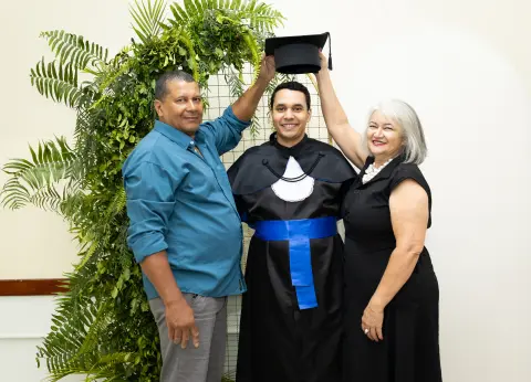 Com familiares e convidados no painel de folhagens, foto 149 de 180