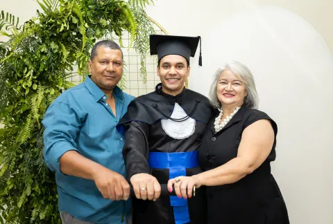 Com familiares e convidados no painel de folhagens, foto 150 de 180