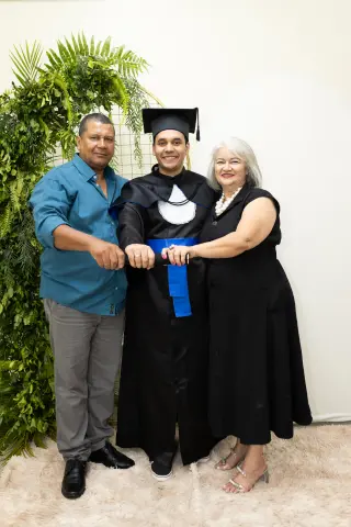 Com familiares e convidados no painel de folhagens, foto 151 de 180