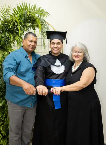 Com familiares e convidados no painel de folhagens, foto 152 de 180