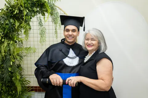 Com familiares e convidados no painel de folhagens, foto 153 de 180