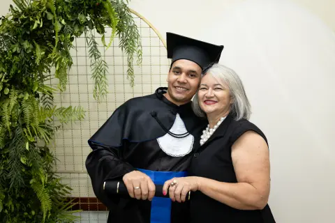 Com familiares e convidados no painel de folhagens, foto 154 de 180