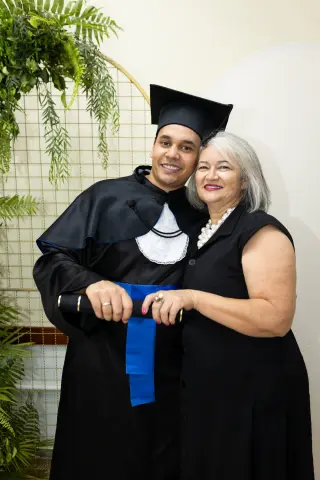 Com familiares e convidados no painel de folhagens, foto 155 de 180