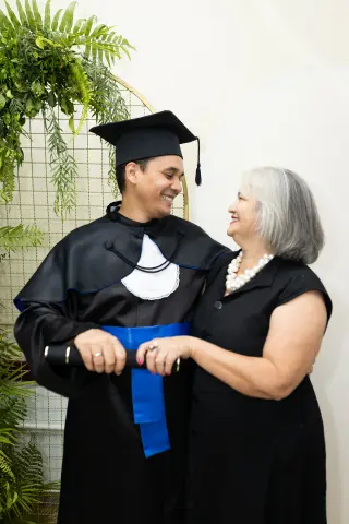 Com familiares e convidados no painel de folhagens, foto 156 de 180