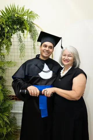 Com familiares e convidados no painel de folhagens, foto 157 de 180