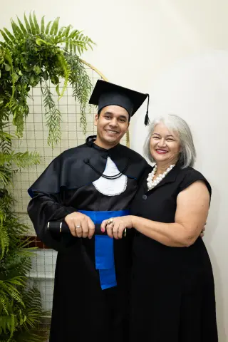 Com familiares e convidados no painel de folhagens, foto 158 de 180