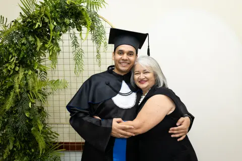 Com familiares e convidados no painel de folhagens, foto 159 de 180