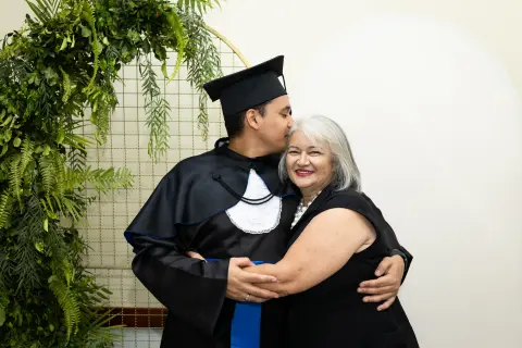 Com familiares e convidados no painel de folhagens, foto 160 de 180