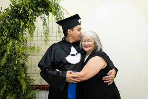 Com familiares e convidados no painel de folhagens, foto 161 de 180