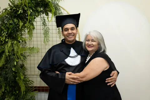 Com familiares e convidados no painel de folhagens, foto 162 de 180