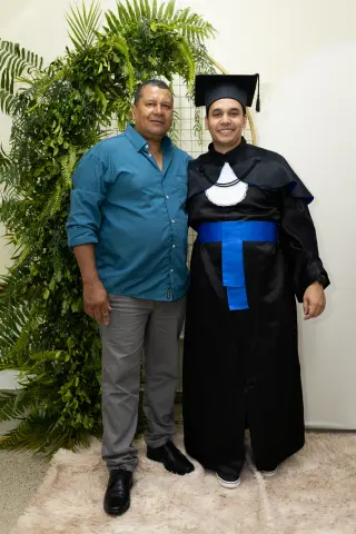Com familiares e convidados no painel de folhagens, foto 165 de 180
