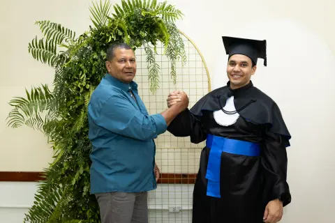 Com familiares e convidados no painel de folhagens, foto 166 de 180