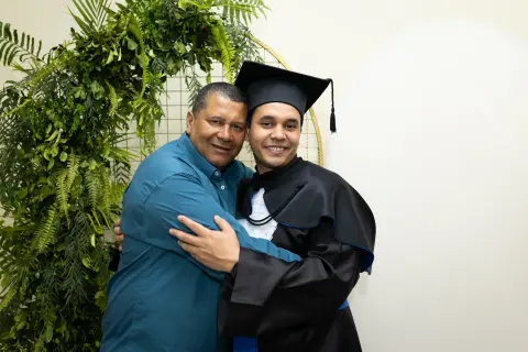 Com familiares e convidados no painel de folhagens, foto 170 de 180
