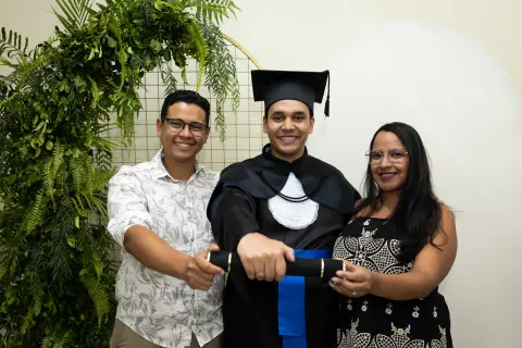 Com familiares e convidados no painel de folhagens, foto 171 de 180