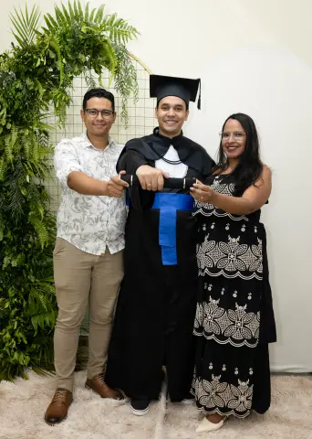 Com familiares e convidados no painel de folhagens, foto 172 de 180