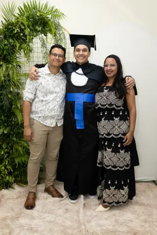 Com familiares e convidados no painel de folhagens, foto 173 de 180