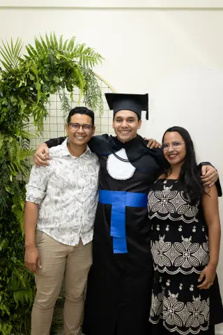 Com familiares e convidados no painel de folhagens, foto 174 de 180