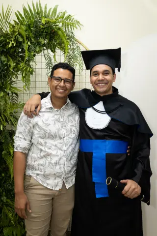 Com familiares e convidados no painel de folhagens, foto 175 de 180