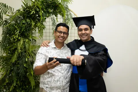 Com familiares e convidados no painel de folhagens, foto 176 de 180