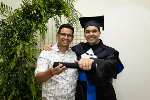 Com familiares e convidados no painel de folhagens, foto 177 de 180