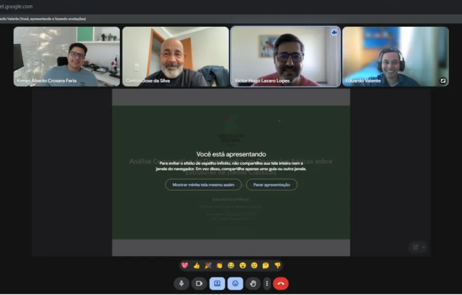 Captura da videoconferência da defesa: quatro participantes em vídeo acima da tela compartilhada com a capa do trabalho
